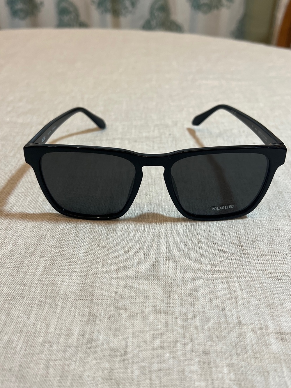 QUAY Unplugged Square Polarized Sunglasses in Black/Black Polarized. NWT